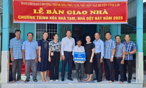 Huyện Vĩnh Lợi: Trao nhà cho các hộ từ chương trình xóa nhà tạm, nhà dột nát