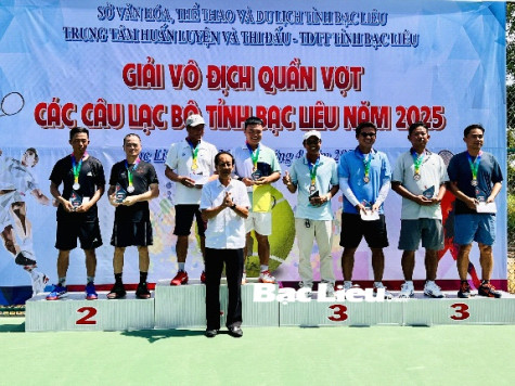 Ban tổ chức trao giải cho các đôi VĐV đoạt giải nội dung hạng A.