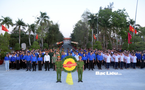 Hơn 400 cán bộ Đoàn, đoàn viên - thanh niên thắp nến tri ân tại Nghĩa trang liệt sĩ tỉnh