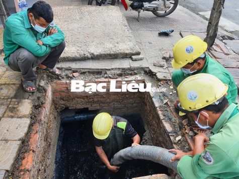 Vất vả, nhọc nhằn nghề thông hố ga