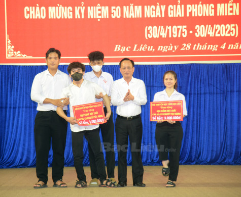 Trao 2.000 suất học bổng cho học sinh - sinh viên nhân kỷ niệm 50 năm thống nhất đất nước: Lan tỏa những thông điệp đẹp!