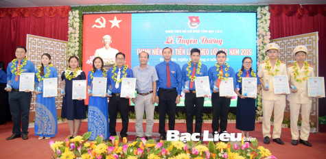 Những bông hoa tỏa sắc trong vườn hoa của Bác