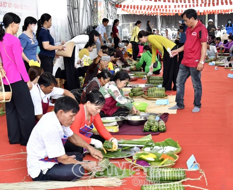 Sôi nổi trình diễn gói bánh tét