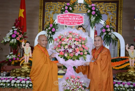 Thăm, tặng quà Niệm Phật đường Phước Điền nhân Đại lễ Phật đản