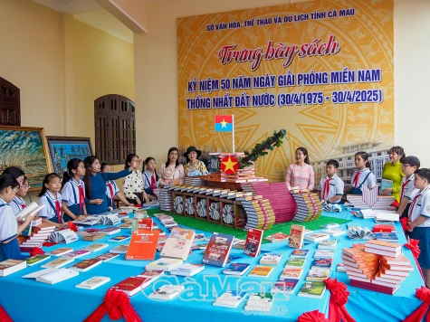 Ấn tượng không gian trưng bày sách, ảnh tư liệu chào mừng 50 năm ngày thống nhất