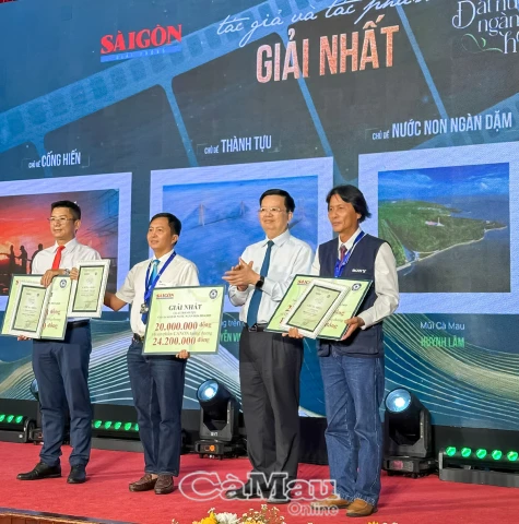 Nhà báo Huỳnh Lâm - Báo Cà Mau đoạt giải Nhất và Huy chương Bạc Cuộc thi ảnh "Đất nước Ngàn hoa"       