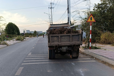 Mất an toàn với xe tải chở đất không che chắn theo quy định