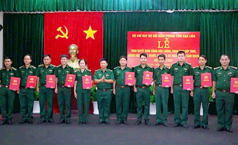 Trao quyết định thăng quân hàm cho quân nhân biên phòng