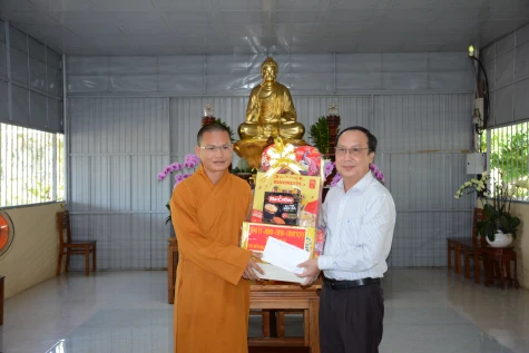 Nhiều đoàn công tác của tỉnh thăm, chúc mừng Đại lễ Phật đản