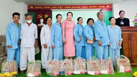 Trao 100 suất quà cho bệnh nhân