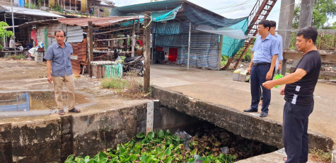 Kiểm tra một số cống ngăn mặn dọc Quốc lộ 1A