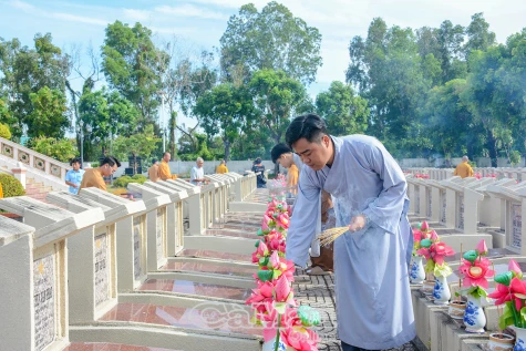 Dâng hương tưởng nhớ Bác Hồ nhân mùa Đại lễ Phật đản