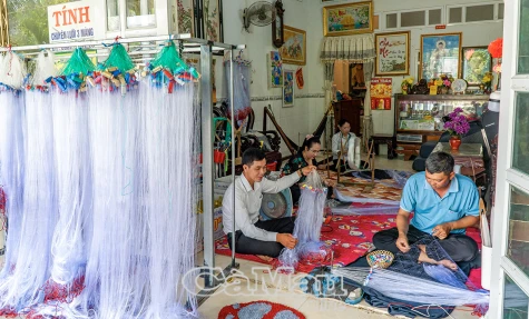 Gia đình làm lưới 3 thế hệ