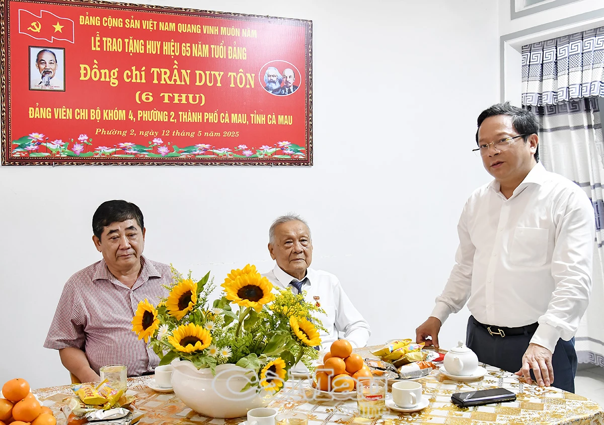 Trao 316 huy hiệu Đảng đợt 19/5