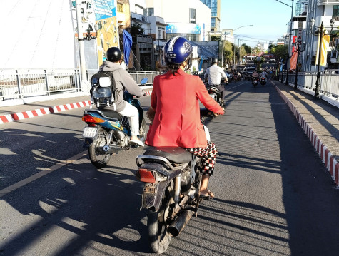 Xe không biển số “vô tư” trên phố