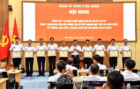 Khen thưởng 9 tập thể,12 cá nhân có thành tích tốt trong 10 năm thực hiện Chỉ thị số 05-CT/TW của Bộ Chính trị