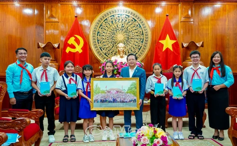 Thường trực Tỉnh uỷ gặp gỡ đoàn đại biểu Cà Mau dự Đại hội Cháu ngoan Bác Hồ toàn quốc