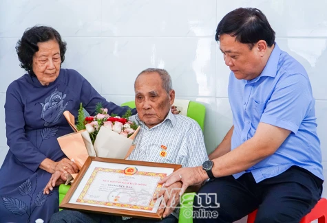 Đồng chí Trang Hữu Dân nhận huy hiệu 65 năm tuổi Đảng