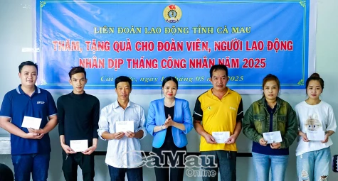 Trao 400 phần quà đến đoàn viên, người lao động khó khăn nhân Tháng Công nhân 2025