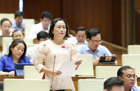 Quốc hội thảo luận tại hội trường về Dự án Luật Cán bộ, công chức (sửa đổi)