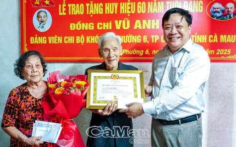 Trao Huy hiệu 60 tuổi đảng cho đảng viên Vũ Anh Kiệt