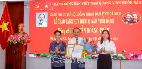 Trao tặng huy hiệu 30 năm tuổi Đảng cho đảng viên thuộc Đảng bộ cơ sở HĐND tỉnh Cà Mau