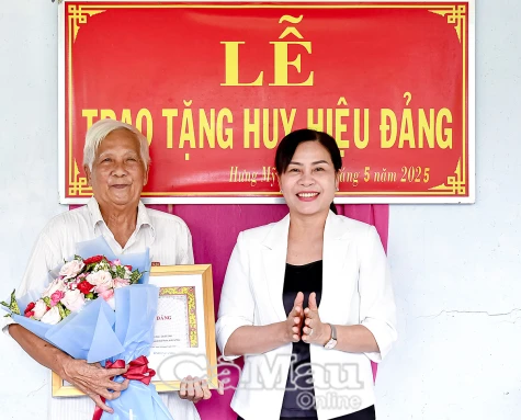 Trao phần thưởng cao quý của Đảng