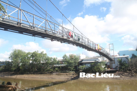UBND TP. Bạc Liêu: Hạn chế lưu thông qua cầu treo Phường 8
