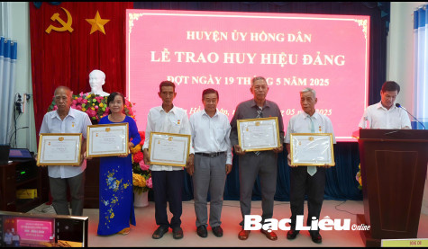 Huyện Hồng Dân: Trao tặng Huy hiệu Đảng đợt 2 - năm 2025 cho các đảng viên cao niên
