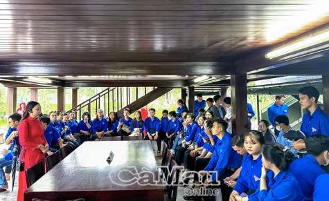 Đoàn Uỷ ban nhân dân tỉnh Cà Mau dâng hương tưởng niệm Bác Hồ