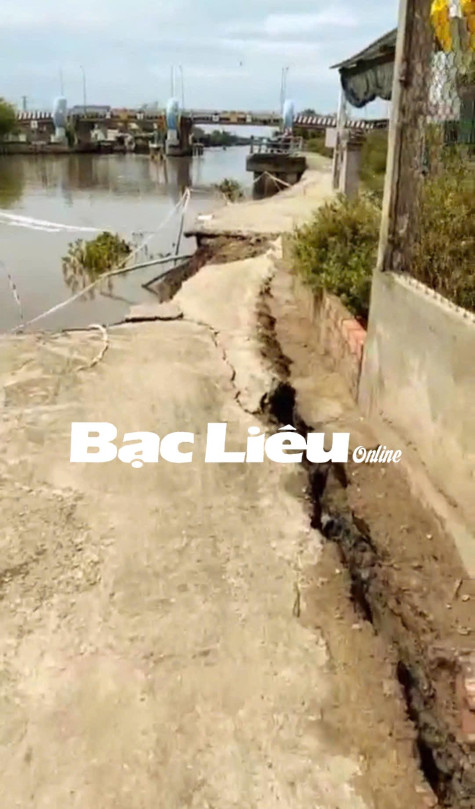 Tiếp tục sạt lở kênh 30/4, khóm Chòm Xoài
