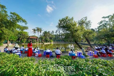 “Bác Hồ với thiếu nhi”