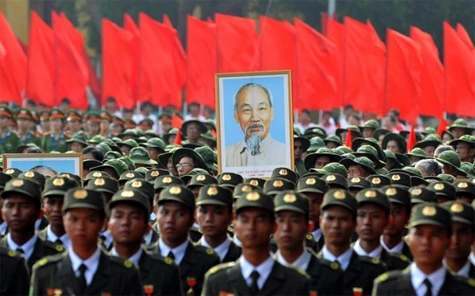 BÁC VẪN CÙNG CHÚNG CHÁU HÀNH QUÂN