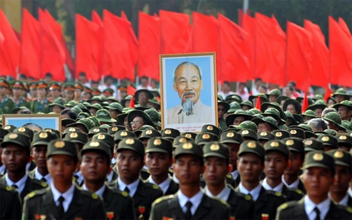 BÁC VẪN CÙNG CHÚNG CHÁU HÀNH QUÂN