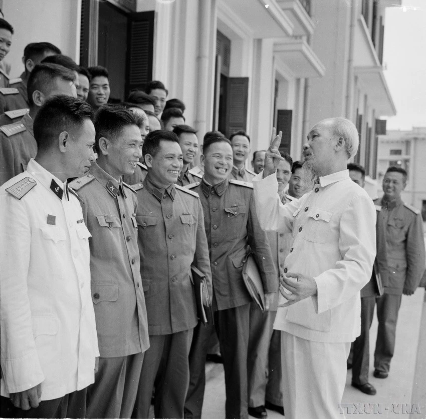 Chủ tịch Hồ Chí Minh nói chuyện với các đại biểu quân đội về dự Đại hội Đại biểu toàn quốc lần thứ III của Đảng (9/1960). (Ảnh: TTXVN)