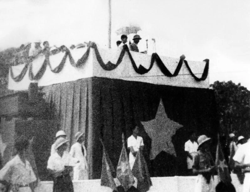 Sáng 2/9/1945, tại Quảng trường Ba Đình lịch sử, Chủ tịch Hồ Chí Minh đọc Tuyên ngôn Độc lập, khai sinh nước Việt Nam Dân chủ Cộng hòa. (Ảnh: TTXVN)