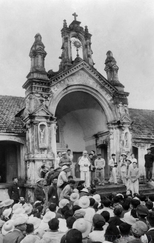 Chủ tịch Hồ Chí Minh về thăm hỏi và nói chuyện với đồng theo đạo Thiên Chúa ở thôn Thạch Bích, xã Bích Hòa, huyện Thanh Oai, Hà Đông (nay là Hà Nội) ngày 5/12/1959. (Ảnh: TTXVN)
