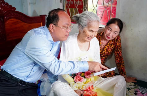Bí thư Tỉnh uỷ Nguyễn Hồ Hải thăm Mẹ Việt Nam anh hùng và trao huy hiệu Đảng tại huyện Trần Văn Thời