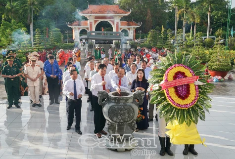 Lãnh đạo tỉnh dâng hương viếng Bác tại Khu tưởng niệm Chủ tịch Hồ Chí Minh