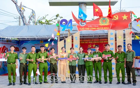 Thủ lĩnh Ðoàn trong sắc phục công an Nhân dân