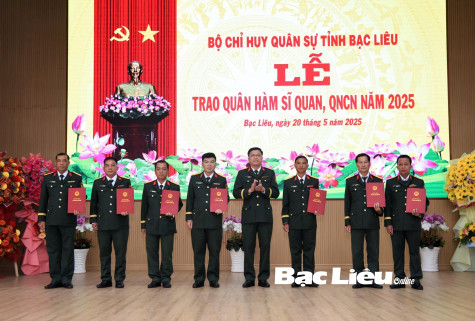 Bộ CHQS tỉnh: Trao quân hàm sĩ quan, quân nhân chuyên nghiệp năm 2025