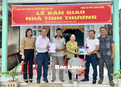 Báo và Đài PT-TH Bạc Liêu:​ Trao 3 căn nhà tình thương cho hộ khó khăn xã Vĩnh Trạch Đông