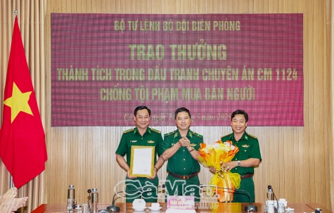 Bộ Tư lệnh Bộ đội biên phòng trao thưởng cho Bộ đội biên phòng Cà Mau trong đấu tranh chống mua bán người