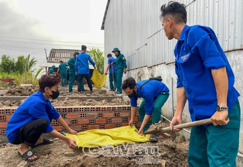 Áo xanh tình nguyện giúp dân