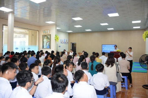 Thăm trẻ em có hoàn cảnh khó khăn