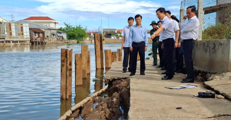 Phó Chủ tịch Thường trực UBND tỉnh - Huỳnh Hữu Trí kiểm tra tình hình sạt lở bờ kênh 30/4 thuộc địa bàn TP. Bạc Liêu