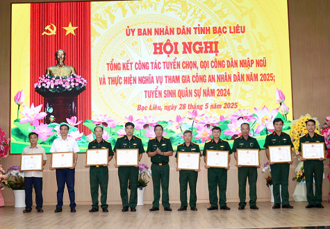 71 tập thể, cá nhân được khen thưởng trong công tác tuyển quân, tuyển sinh quân sự