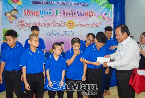 Nhiều đoàn công tác của tỉnh thăm, tặng quà trẻ em nhân Ngày Quốc tế thiếu nhi