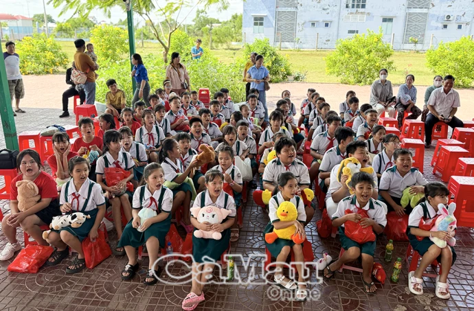 Trao yêu thương - Gửi nụ cười 