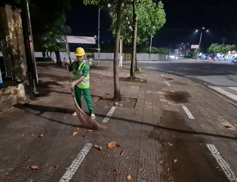 Nhọc nhằn tiếng chổi đêm khuya